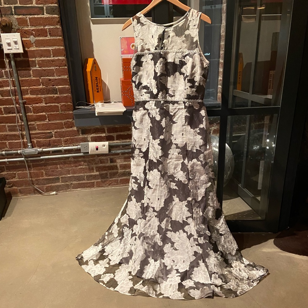 Tahari by Arthur S. Levine Women's Cap Sleeve Long Gown Black White Floral 8